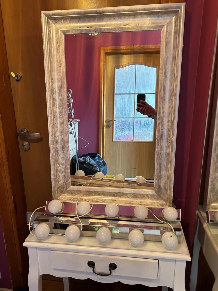 Toaletka z lustrem i lampkami