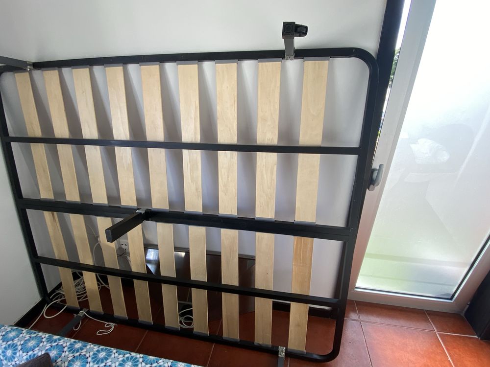 Estrado/estrutura de cama com pés e rodas. (1.60x2.00)