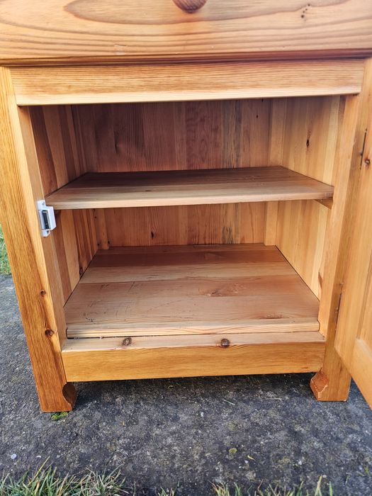 Тумбочка приліжкова деревяня