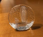 Szklana kapliczka Lourdes przycisk do papieru obraz szkło dewocjonalia