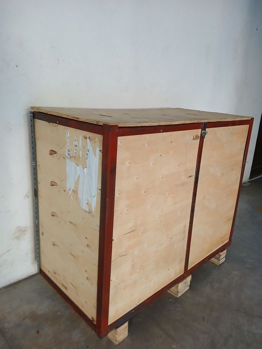 Dois caixotes grandes de madeira