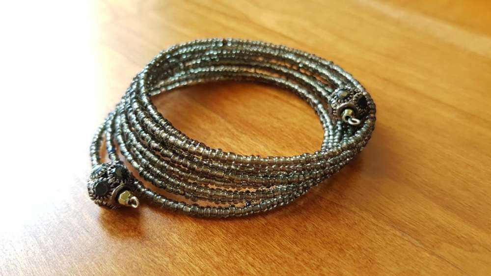 Pulseira cinzenta escura de missangas
