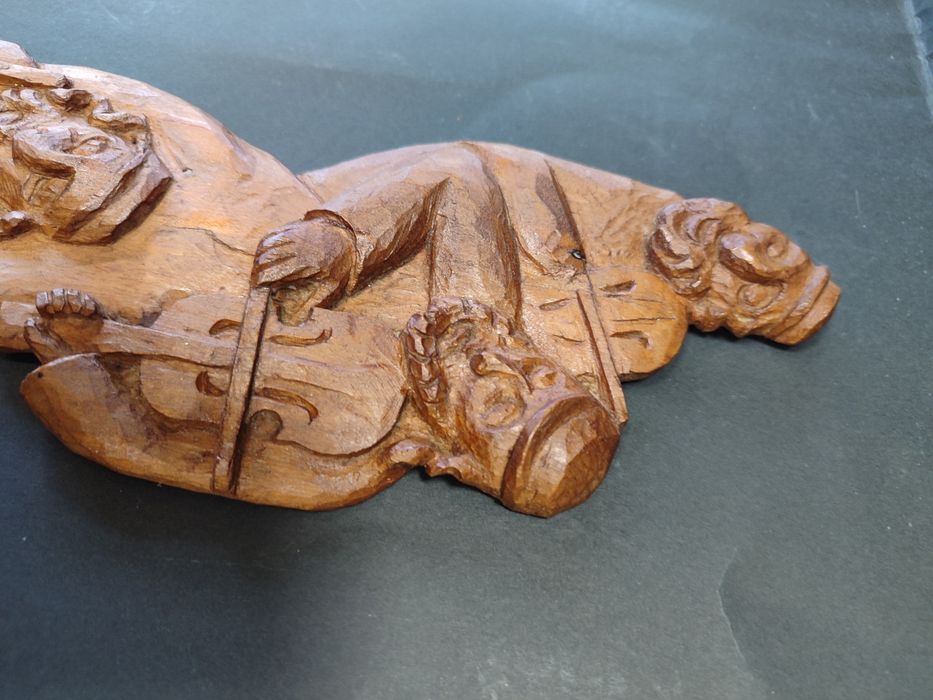 Przedwojenna płaskorzeźba Żydzi grający na skrzypcach drewno