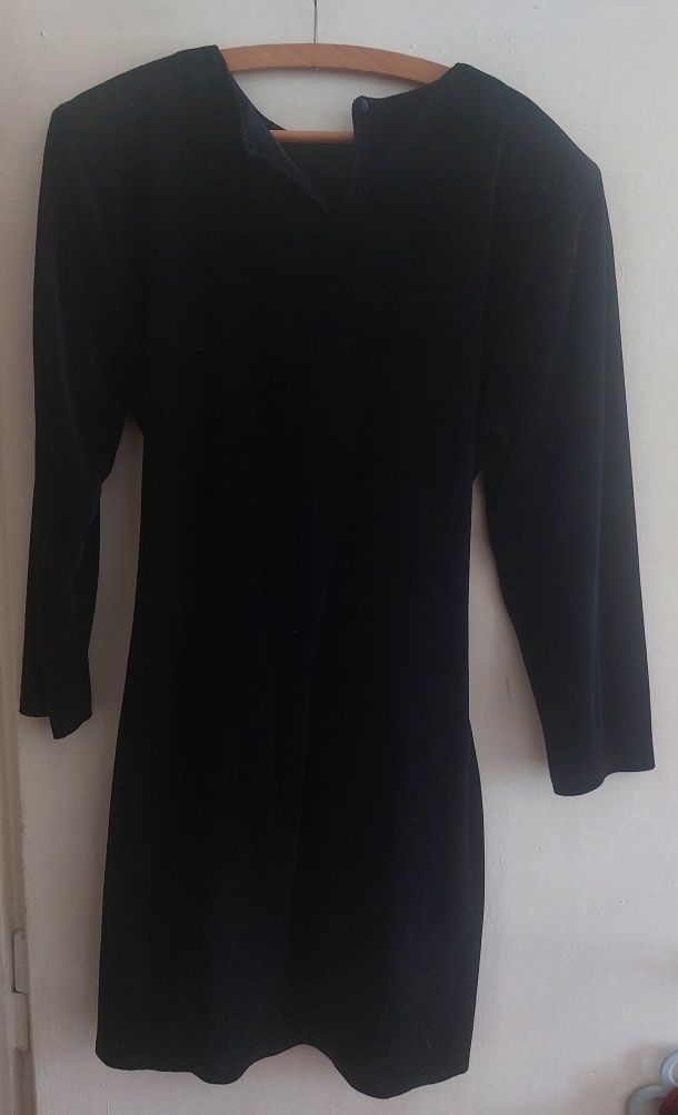 Czarna sukienka z klamra