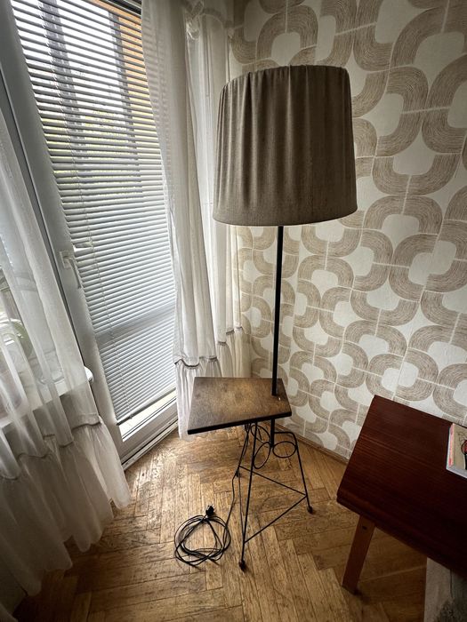 Lampa stojąca PRL ze stolikiem vintage