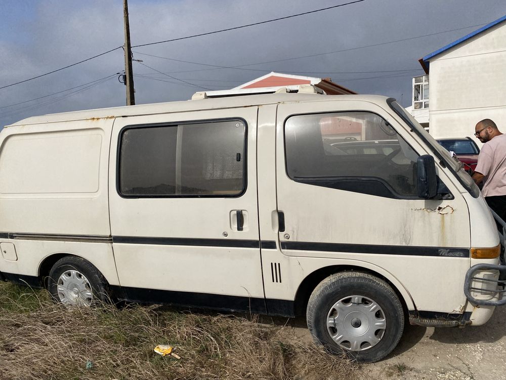 Isuzu Midi Mover 6 lugares – Projeto Campervan inacabado