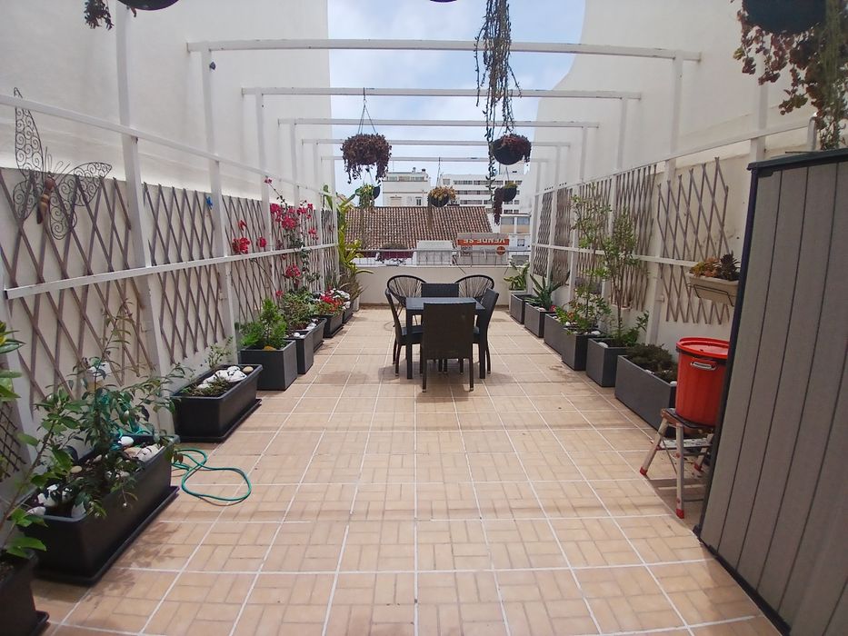 Comercio e apartamento T-2