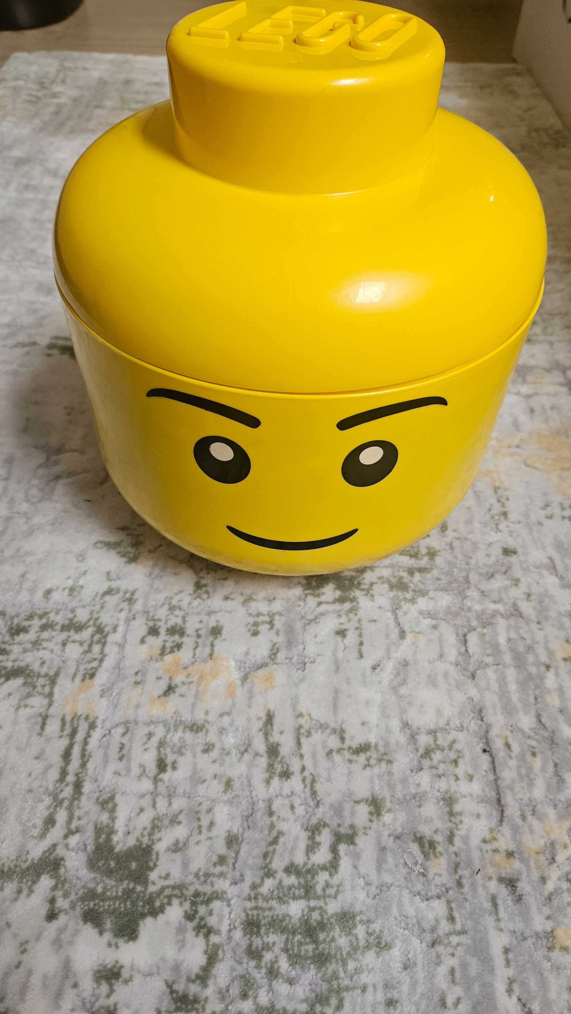 Klocki LEGO w duzej glowie LEGO + dwa samochody