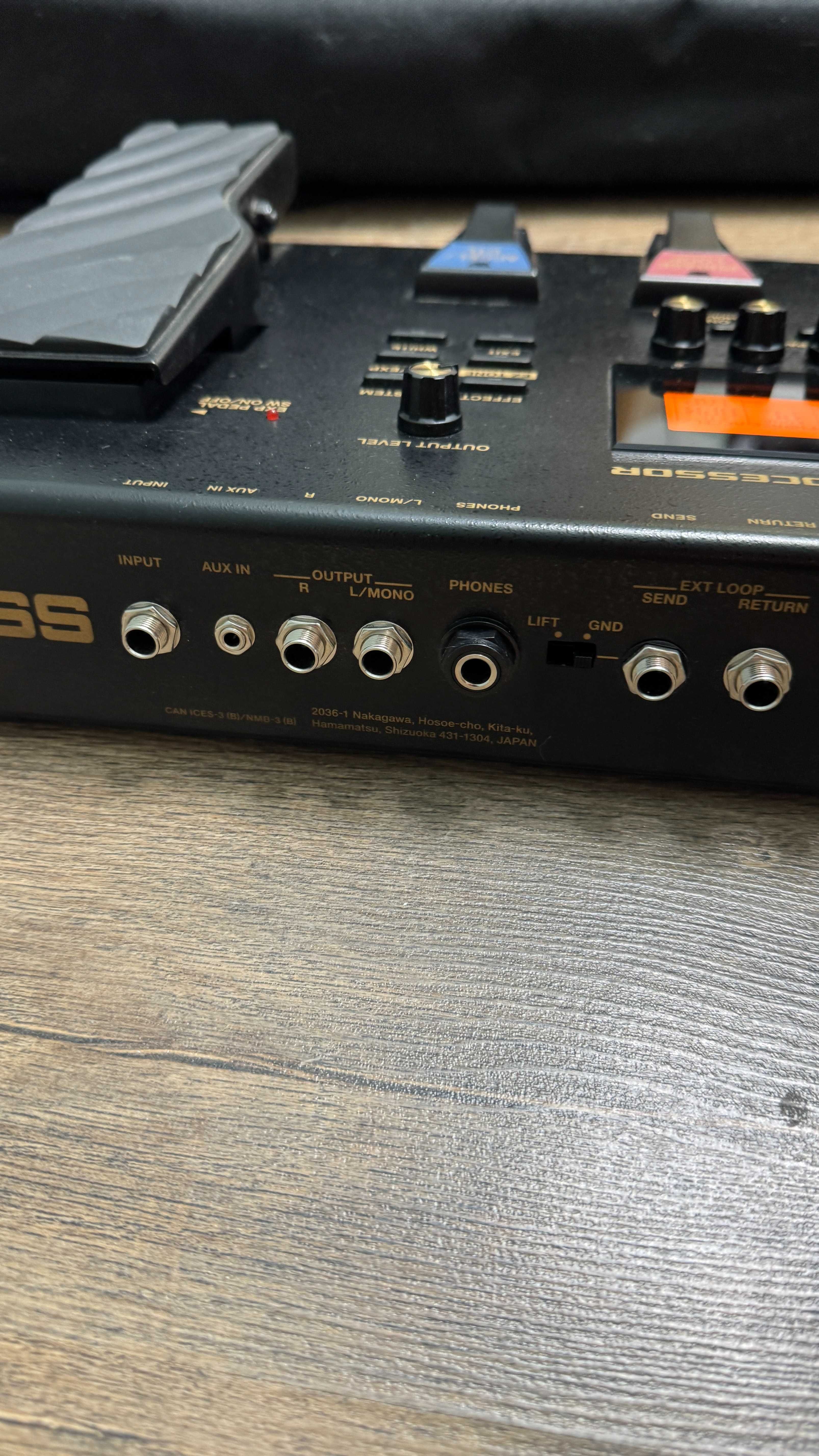 Гітарний процесор ефектів Boss GT100 з чохлом Gator G-MultiFX 2411