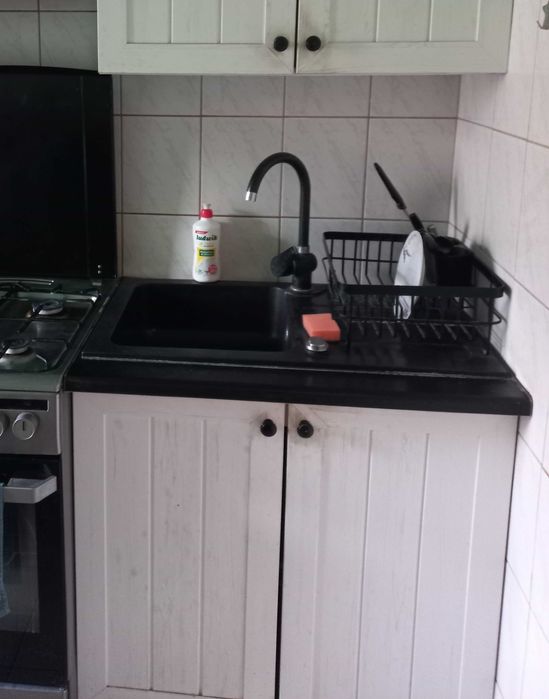 Zlew z baterią i szafką