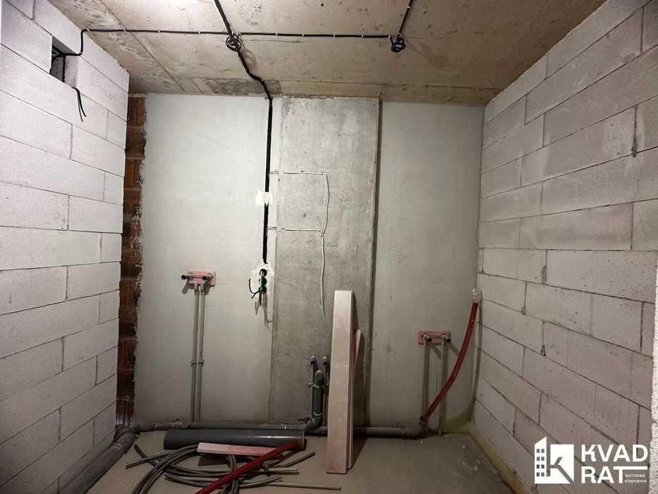 Здана двокімнатна квартира з чорновим ремонтом.