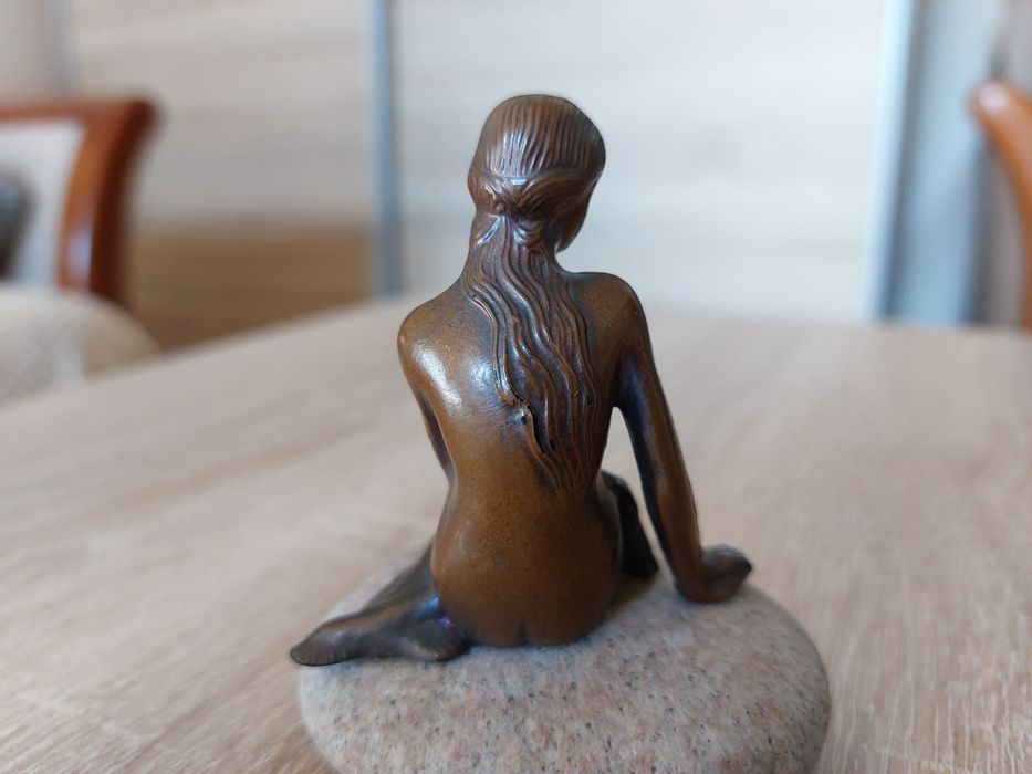 Figurka kobiety z brązu
