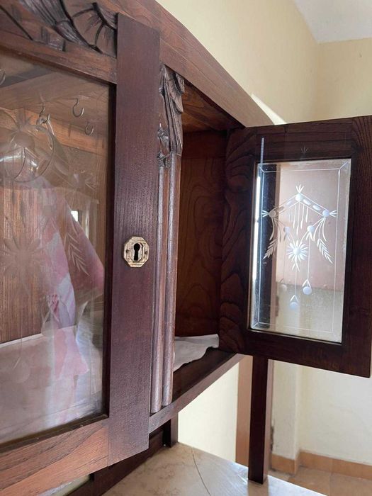 Armario para louça de madeira e pedra