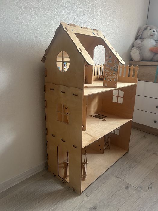 Продам великий ляльковий будинок з меблями