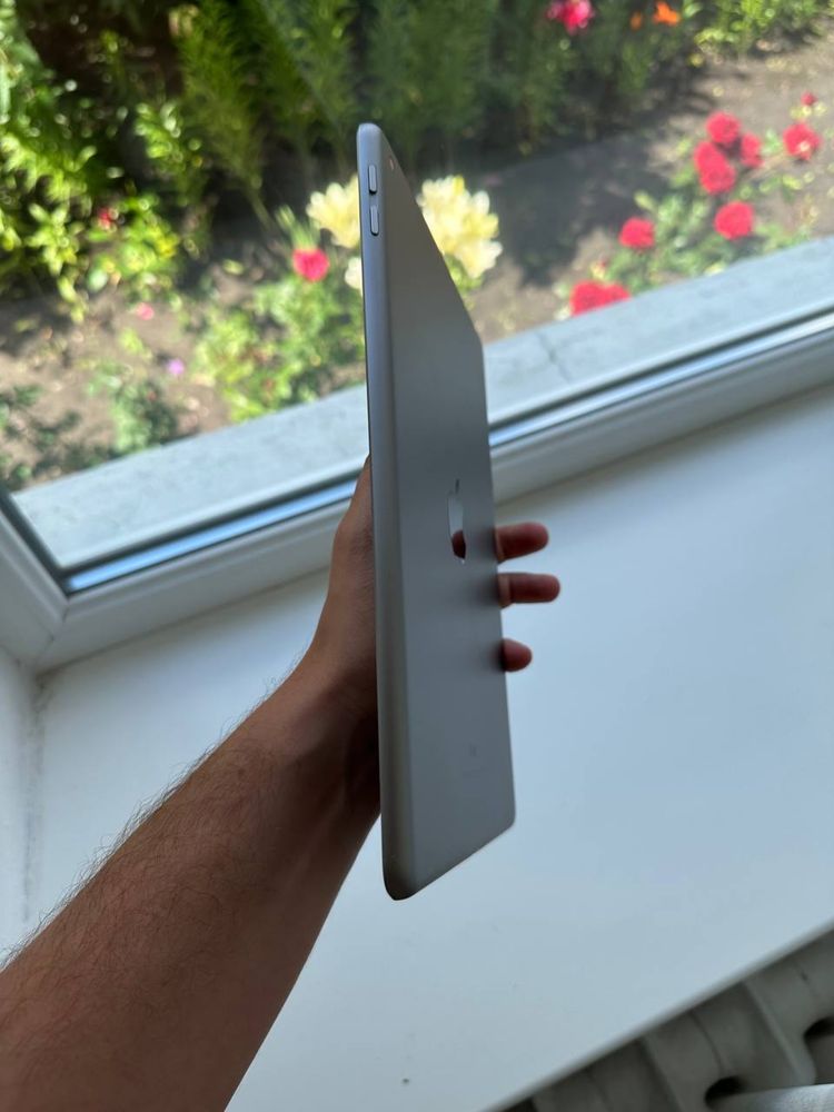 iPad 6 32Gb 2019 Wi-Fi  Планшет  Apple