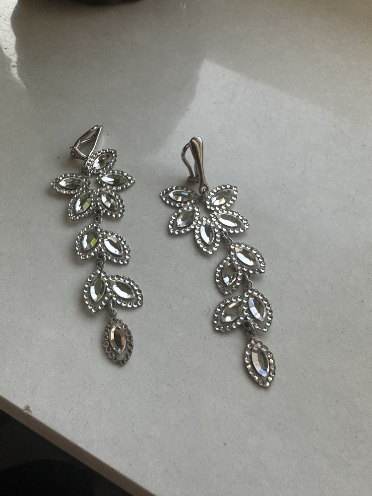 Eleganckie srebrne kolczyki w kształcie liści Swarovski