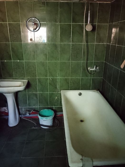 Продаж житлового будинку з великою ділянкою у центрі Куликова!