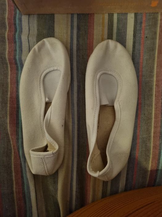 Sapatilhas brancas tamanho 28