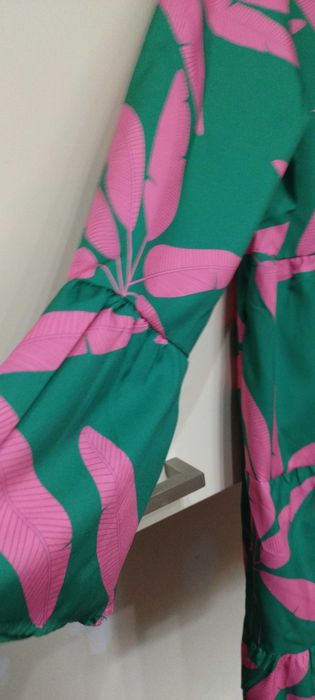 Sukienka w falbany w kolorze zielono- amarantowym .