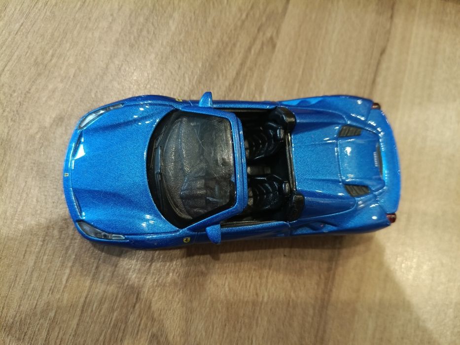 Bburago Ferrari 488 Spider 1/43 samochód niebieski