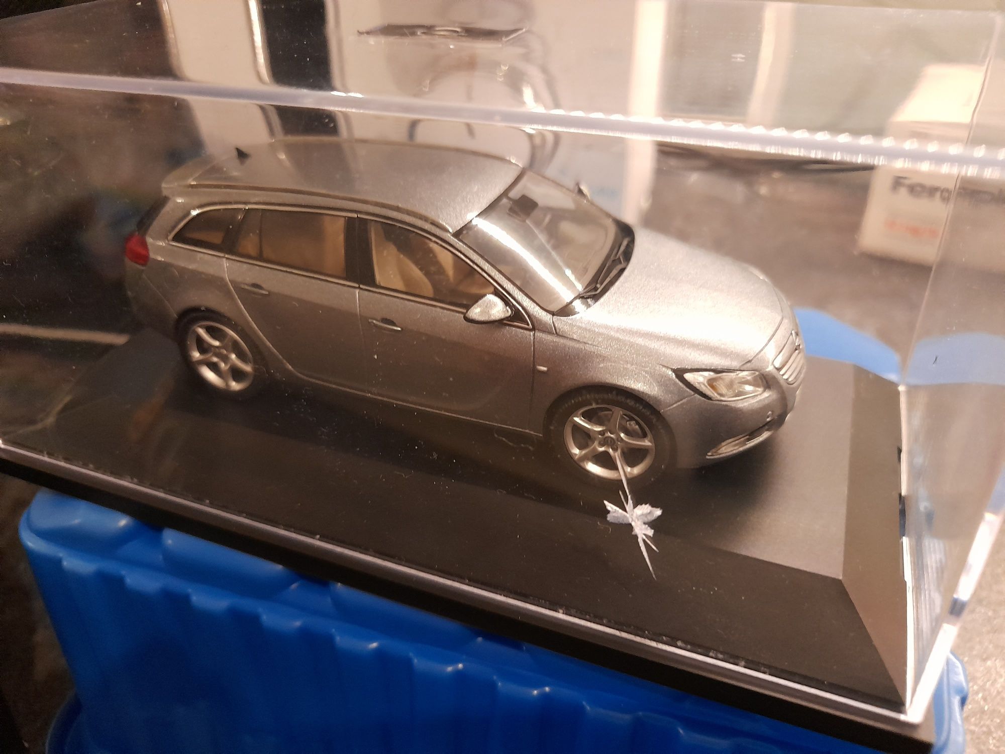 Modelik Opel Insignia Sports Tourer jak nowa 1:43