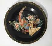 Prato oriental preto em cerâmica decorativo com motivos japoneses