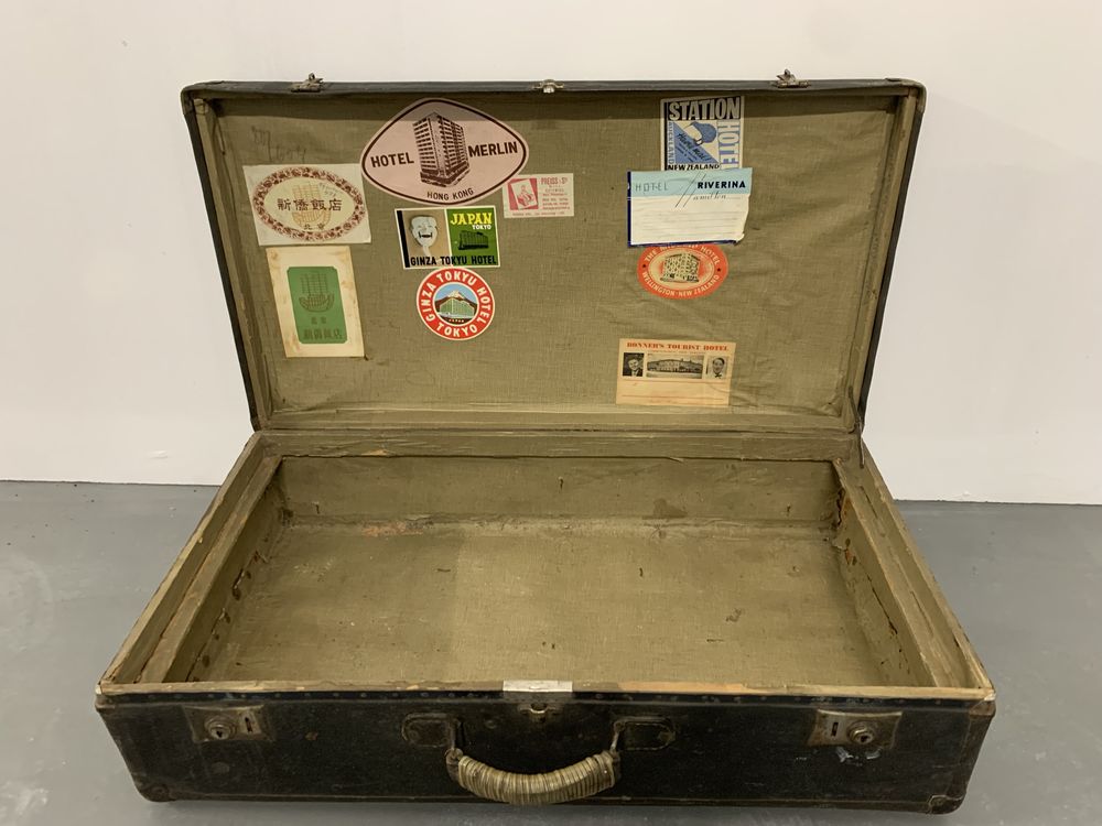 Kufer walizka z naklejkami z podróży