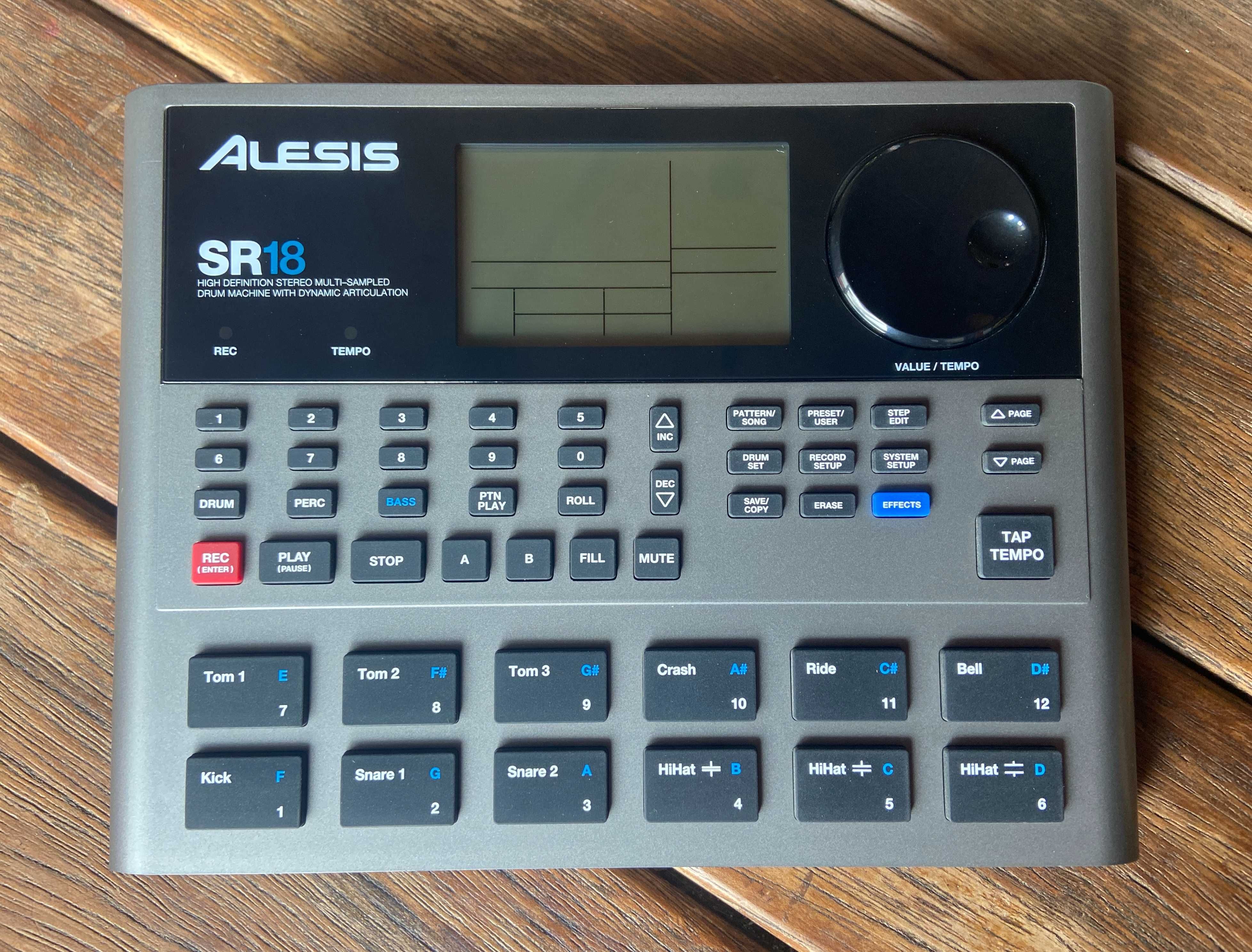 Alesis SR18 - Drum Machine (Bateria Eletrônica)