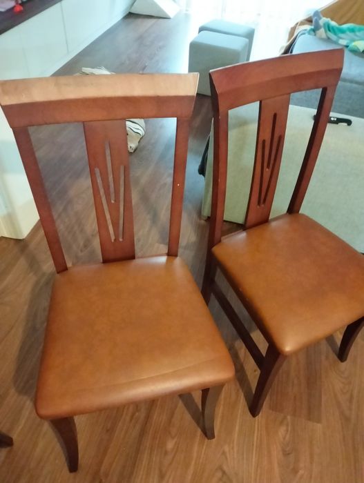4 Cadeiras de madeira novas