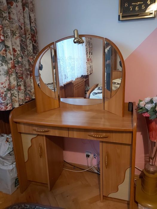 Toaletka z oświetleniem