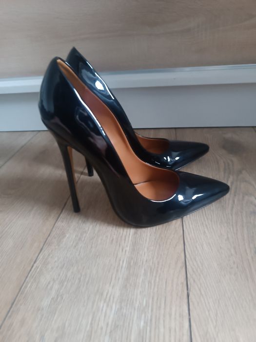 Czarne lakierowane szpilki