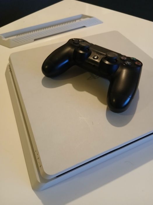 Playstation 4 slim branca