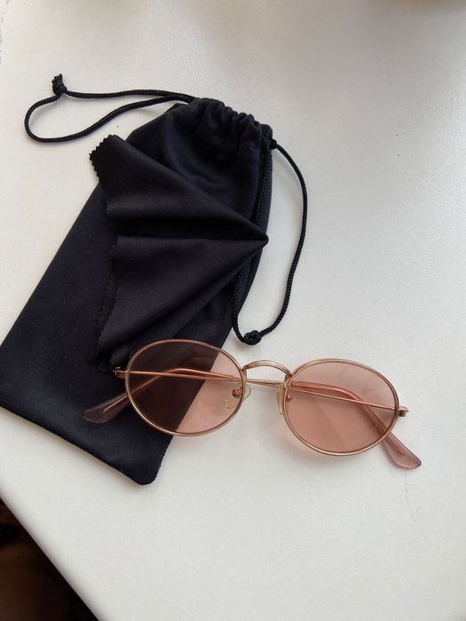 Гарні окуляри, персиковий колір, мають дуже незвичайний вигляд.