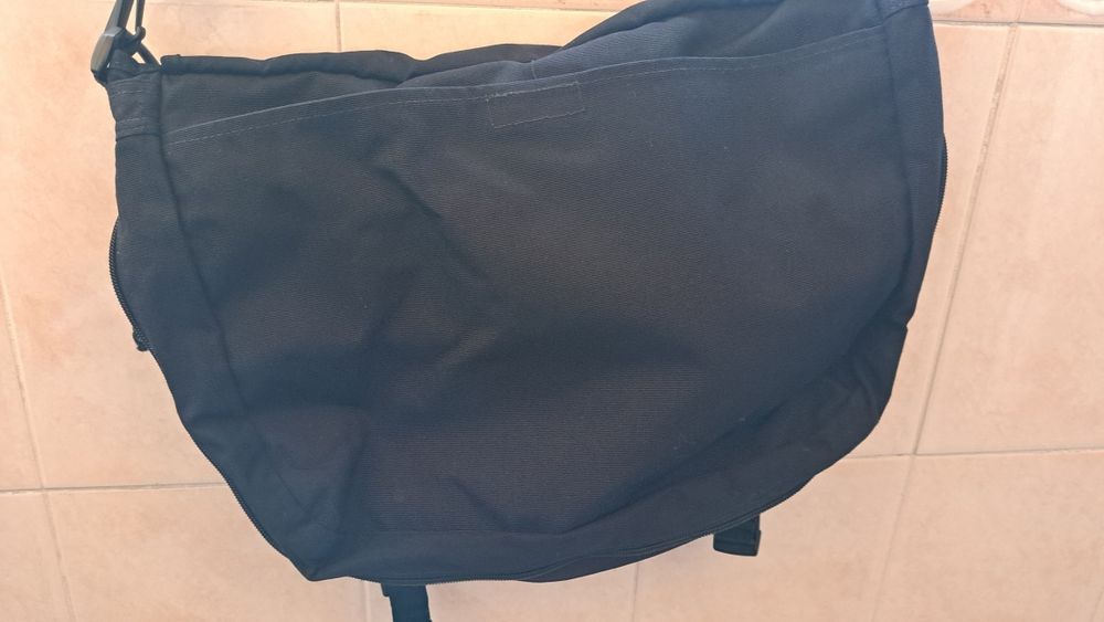 Saco a tira colo da eastpak multicolor, com vários bolsas no interior.
