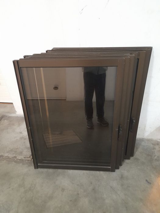 Vendo janelas alumínio bronze c vidros fumados cremes
