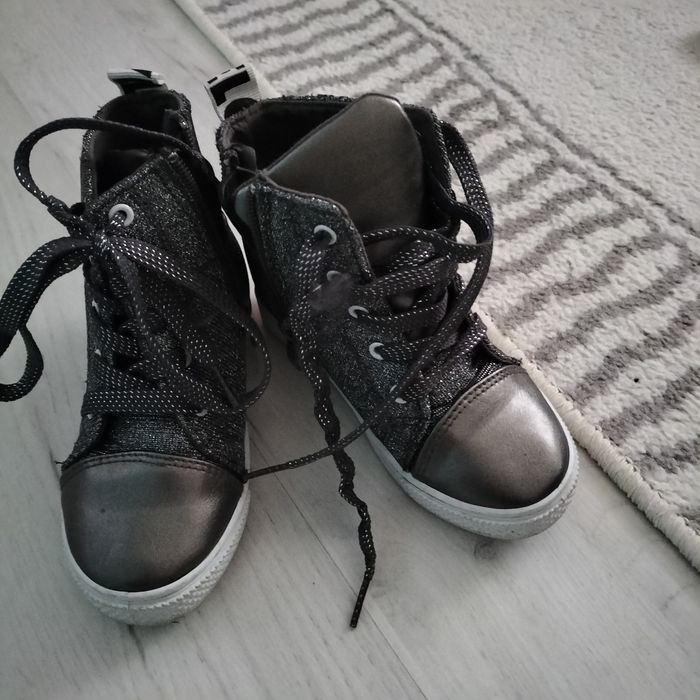 Brokatowe buty na koturnie