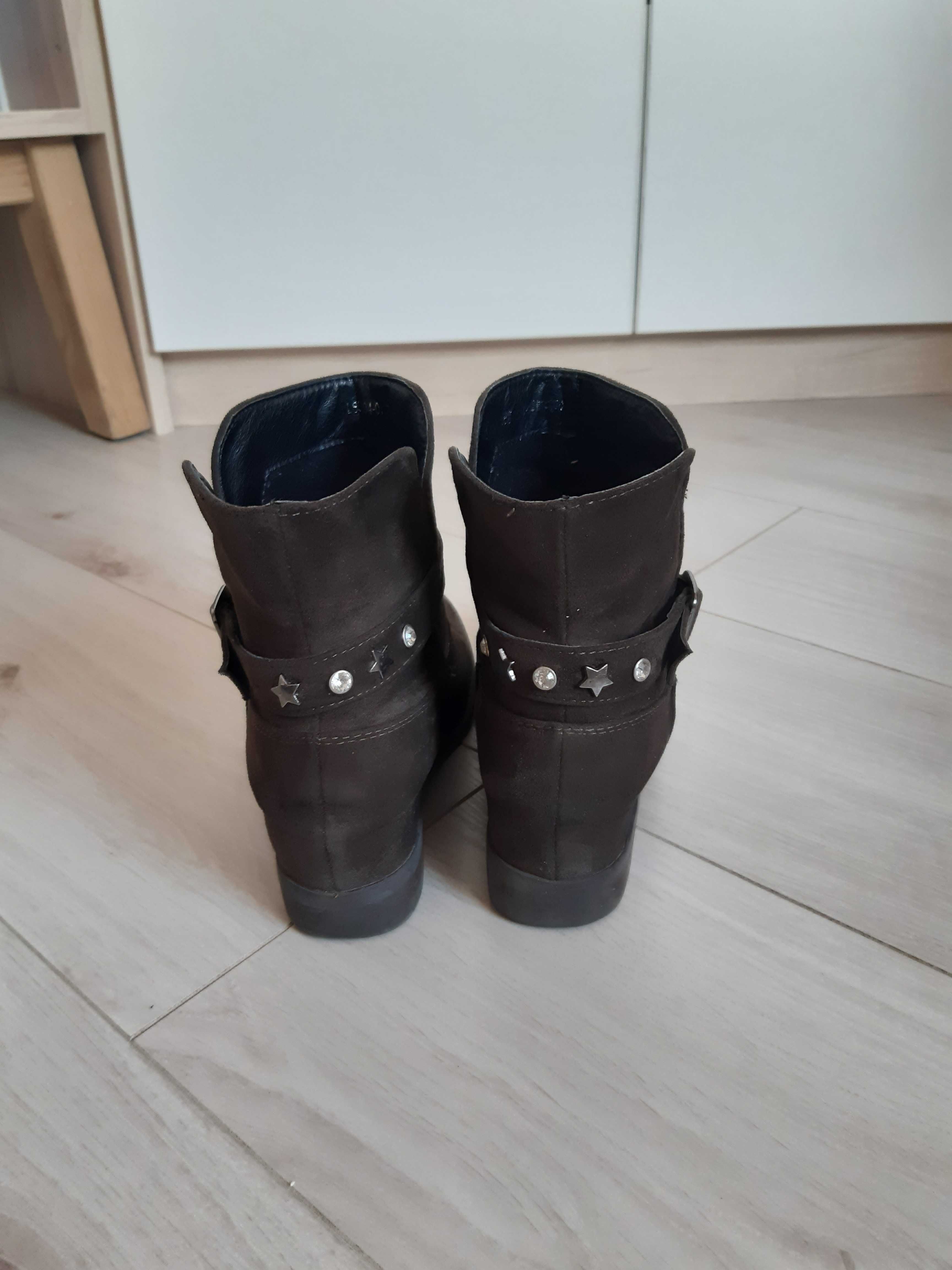 Botki na ukrytym obcasie koturnie z klamrą zamszowe khaki DeeZee 36