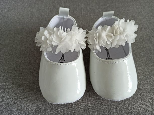 Białe buciki niemowlęce