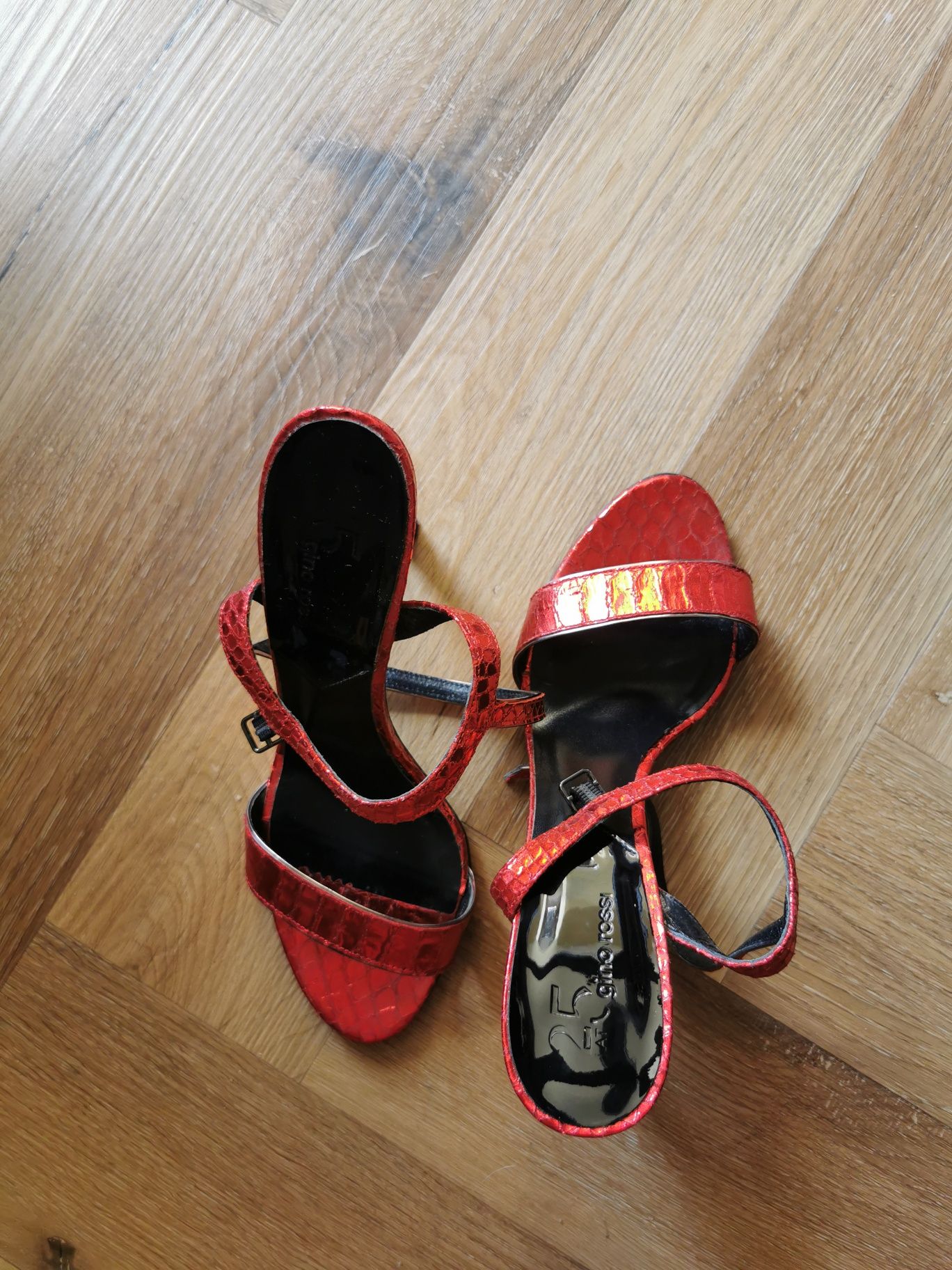 Sandałki czerwone Gino Rossi rozmiar 39 wkładka 25,5cm