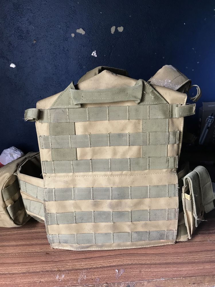 Vendo material e arma de airsoft cada coisa 10 euros menos colete