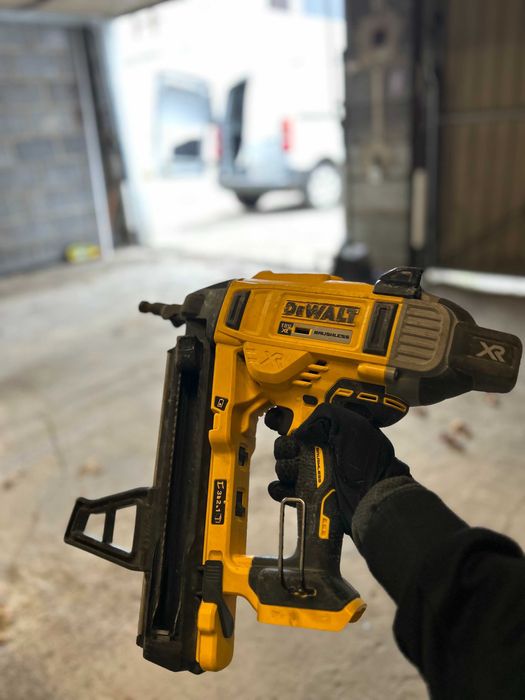 Gwoździarka DeWalt DCN890