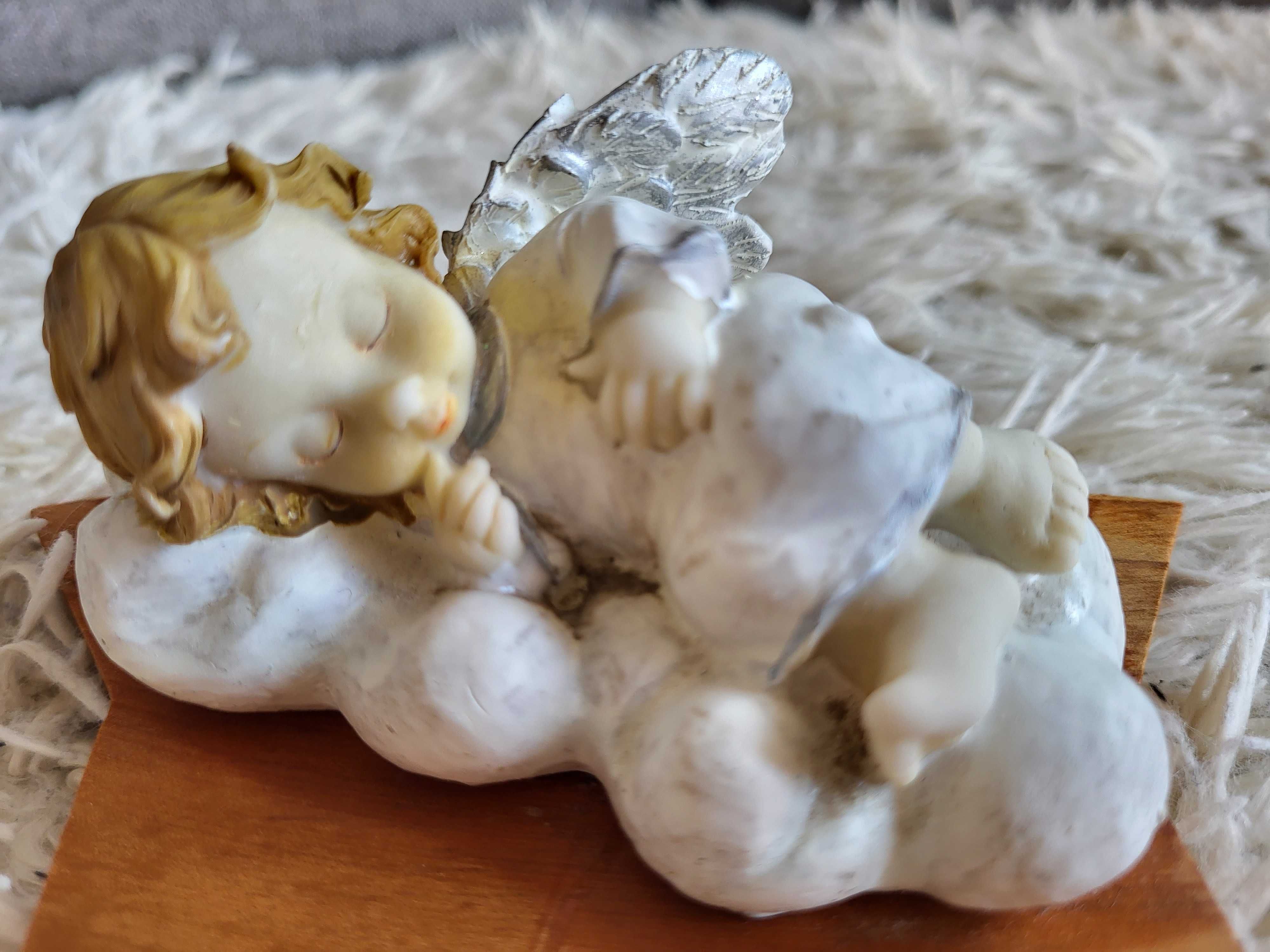 Aniołek śpiący ceramiczny