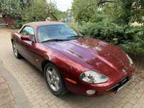 samochód osobowy Jaguar XK8