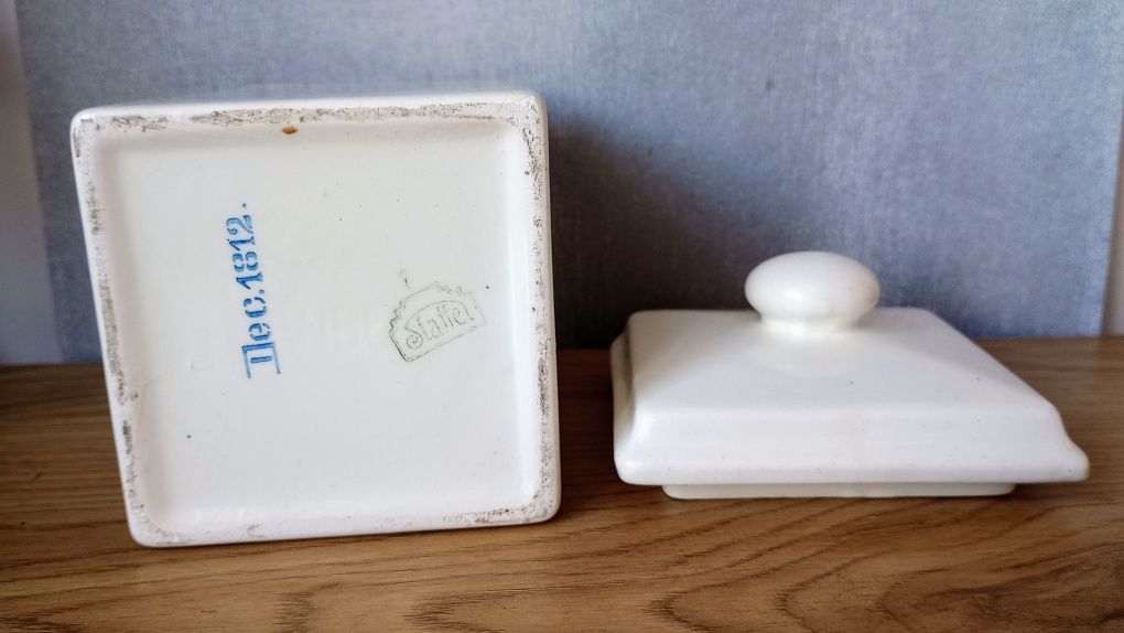Stary porcelanowy pojemnik na kawę