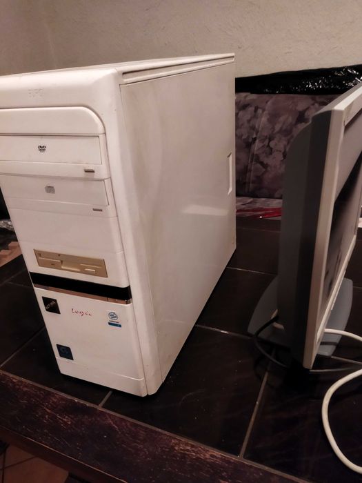 Komputer stary z monitorem