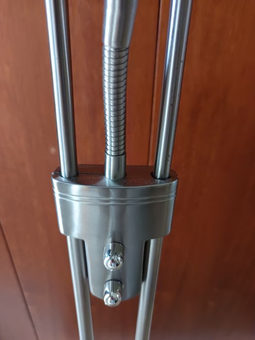 Candeeiro de pé alto em inox
