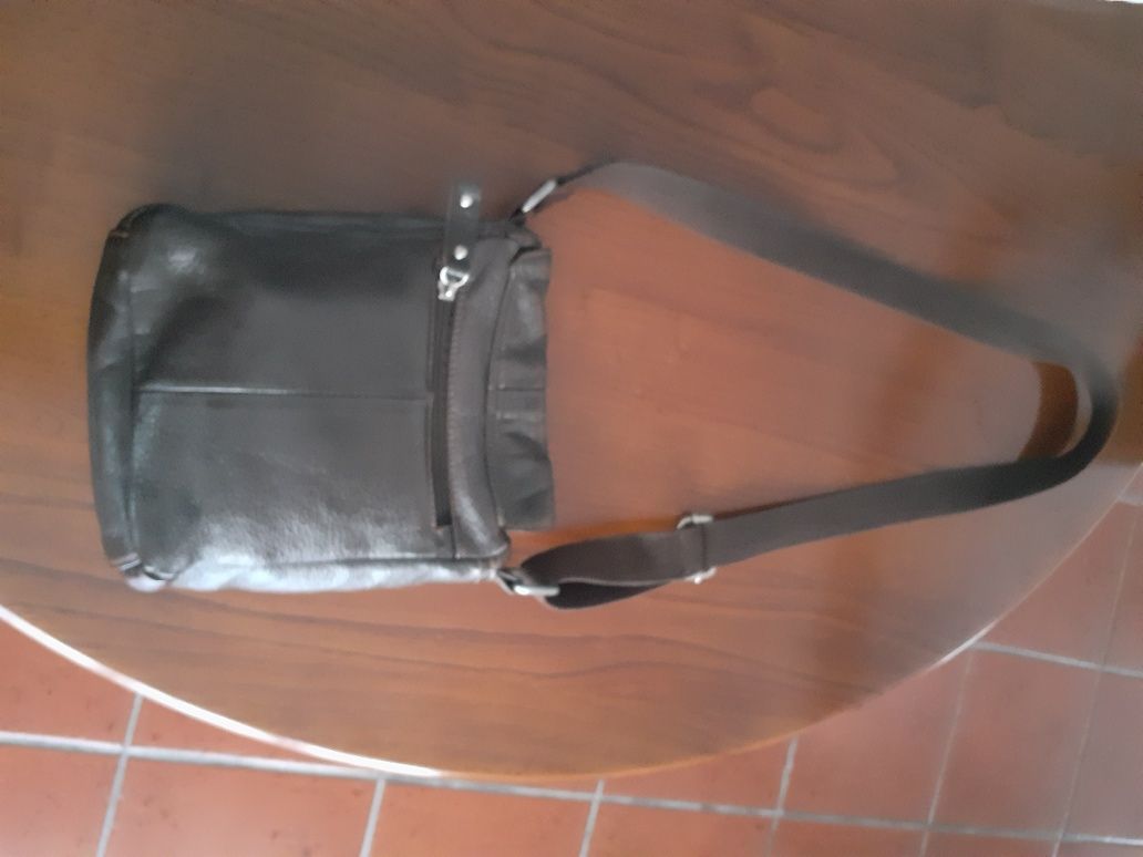 Bolsa tiracolo castanho em pele bom estado.