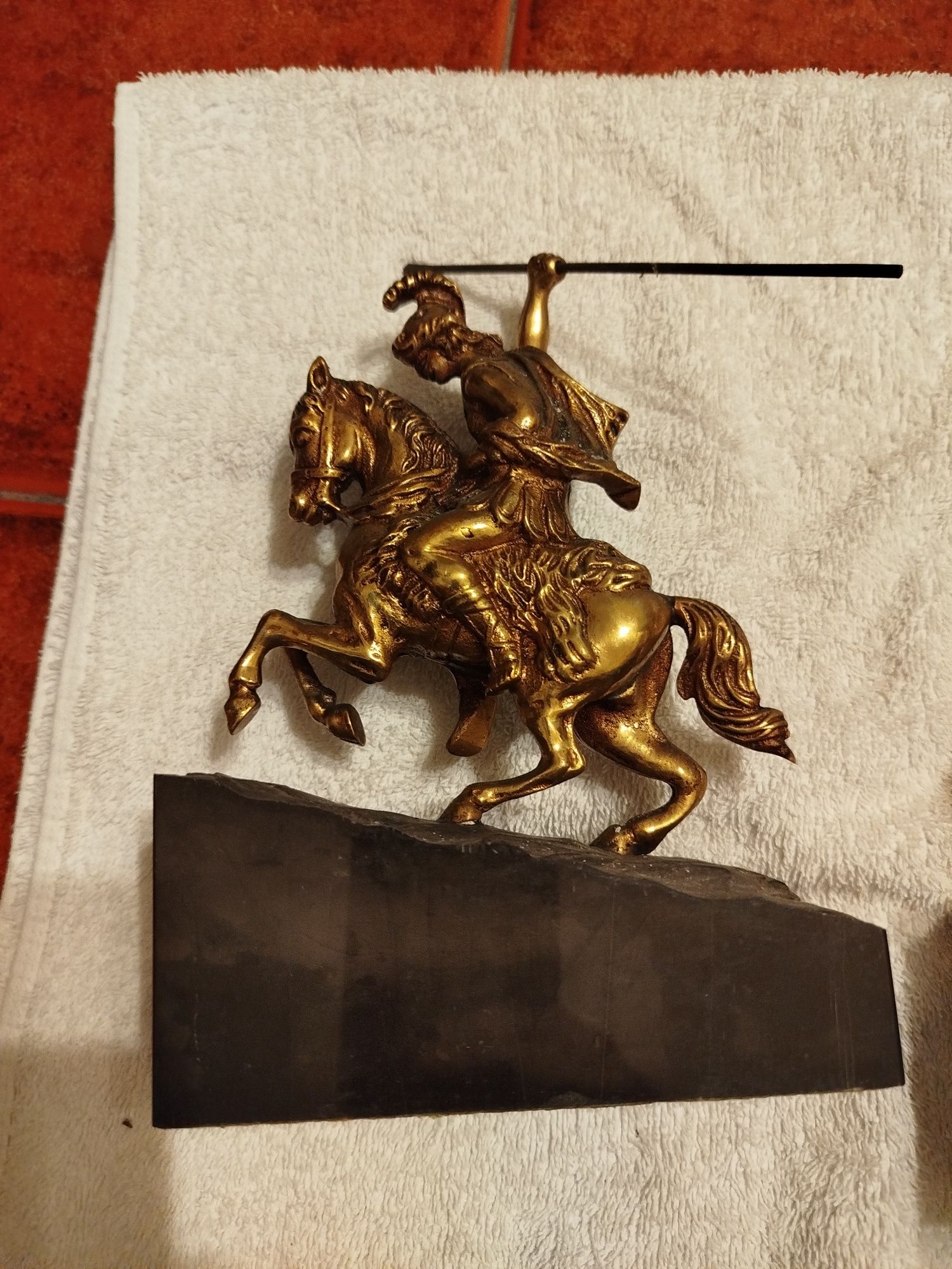Duas esculturas antigas de um guerreiro em bronze e bases de mármore