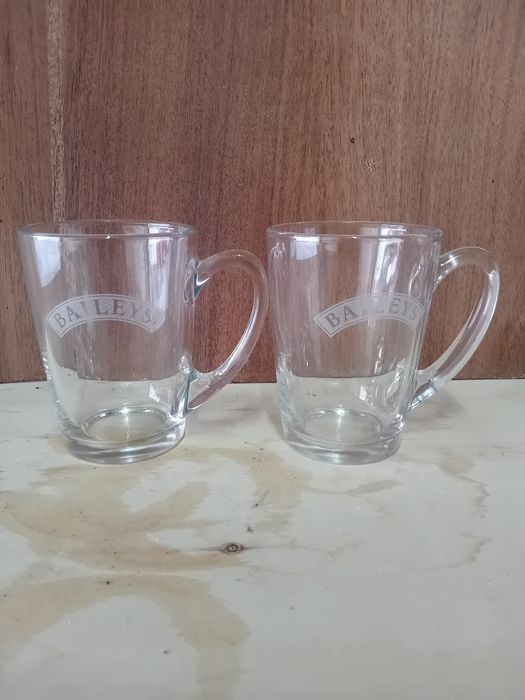 Canecas várias, vidro/barro.