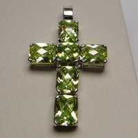 Srebrna zawieszka krzyż jasno zielone fasetowane kamienie